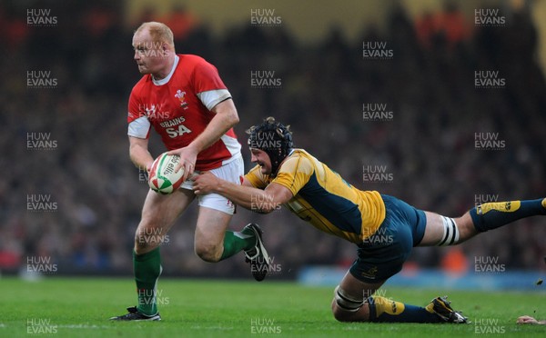 28.11.09 - Wales v Australia - Invesco Perpetual Series 2009 - Wales' Martyn Williams takes on Australia's Dean Mumm. 