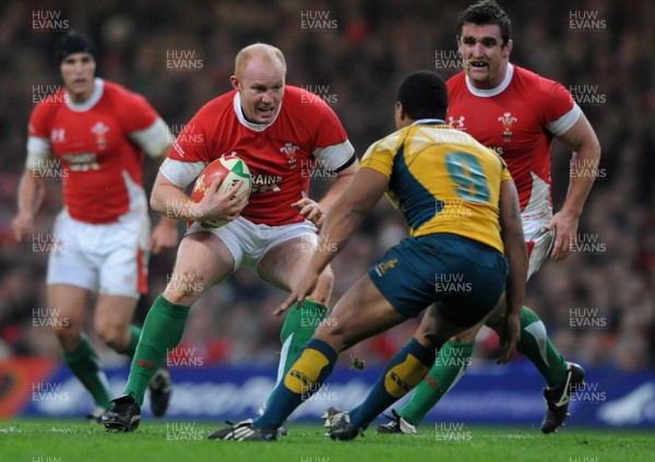28.11.09 - Wales v Australia - Invesco Perpetual Series 2009 - Wales' Martyn Williams takes on Australia's Will Genia. 