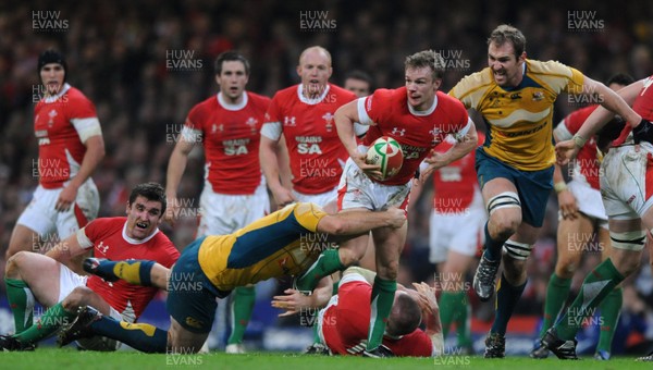 28.11.09 - Wales v Australia - Invesco Perpetual Series 2009 - Wales' Dwayne Peel takes on Australia's Stephen Moore. 