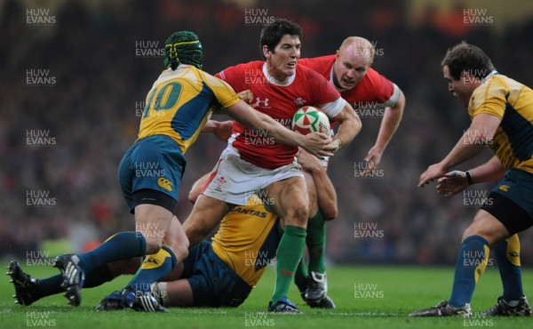 28.11.09 - Wales v Australia - Invesco Perpetual Series 2009 - Wales' James Hook takes on Australia's Matt Giteau. 