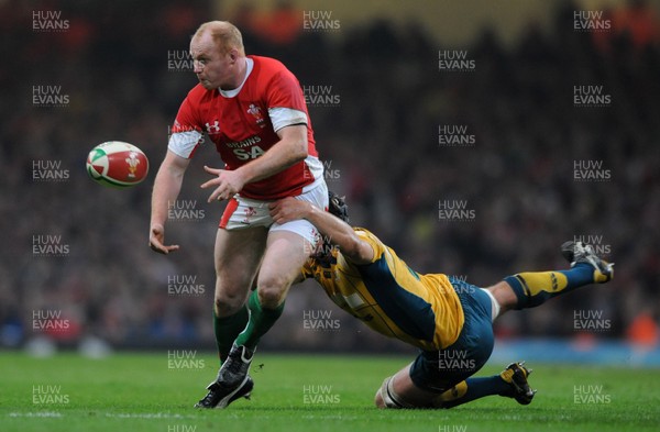 28.11.09 - Wales v Australia - Invesco Perpetual Series 2009 - Wales' Martyn Williams takes on Australia's Dean Mumm. 