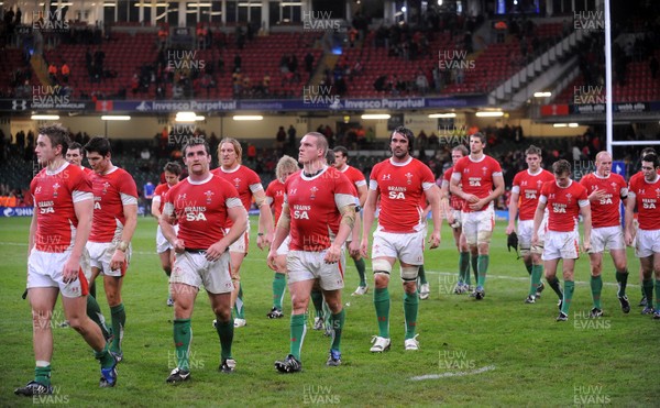 28.11.09 - Wales v Australia - Invesco Perpetual Series 2009 - Wales players look dejected. 