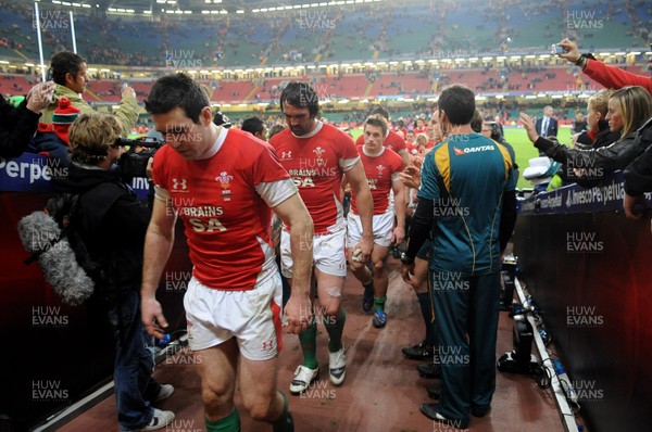 28.11.09 - Wales v Australia - Invesco Perpetual Series 2009 - Wales' Stephen Jones and Jonathan Thomas look dejected. 