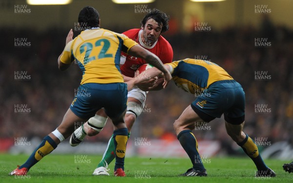 28.11.09 - Wales v Australia - Invesco Perpetual Series 2009 - Wales' Jonathan Thomas is stopped by Australia's Kurtley Beale and Matt Giteau. 