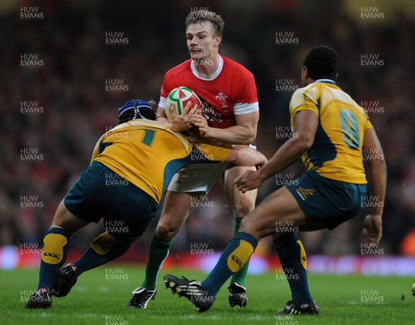28.11.09 - Wales v Australia - Invesco Perpetual Series 2009 - Wales' Dwayne Peel is tackled by Australia's Benn Robinson. 