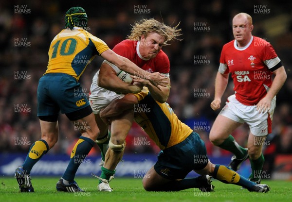 28.11.09 - Wales v Australia - Invesco Perpetual Series 2009 - Wales' Andy Powell takes on Australia's Matt Giteau(L). 