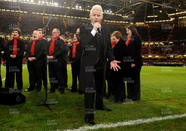 28.11.09 - Wales v Australia - Invesco Perpetual Series 2009 - Rhydian Roberts performs. 