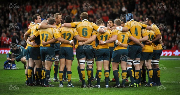 28.11.09 - Wales v Australia - Invesco Perpetual Series 2009 - Australia huddle. 