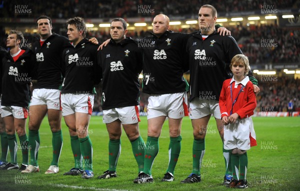 28.11.09 - Wales v Australia - Invesco Perpetual Series 2009 - Mascot Tomas Bennett lines up for the national anthems with (l-r) Dwayne Peel, Jamie Roberts, Jonathan Davies, Paul James, Martyn Williams and Gethin Jenkins. 