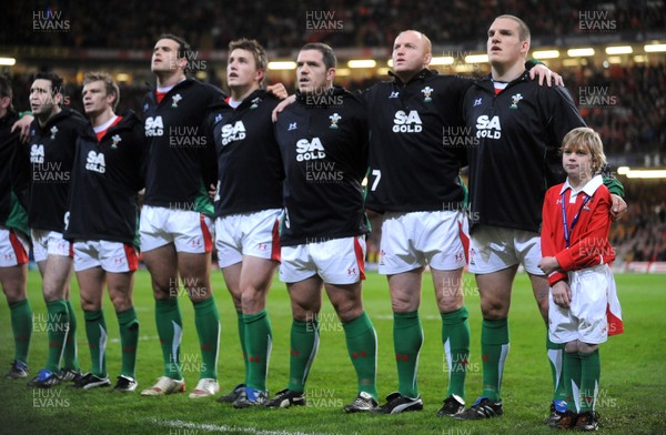 28.11.09 - Wales v Australia - Invesco Perpetual Series 2009 - Mascot Tomas Bennett lines up for the national anthems with (l-r) Stephen Jones, Dwayne Peel, Jamie Roberts, Jonathan Davies, Paul James, Martyn Williams and Gethin Jenkins. 