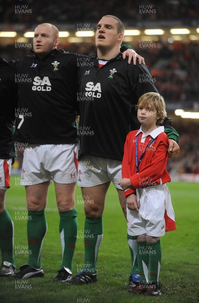 28.11.09 - Wales v Australia - Invesco Perpetual Series 2009 - Mascot Tomas Bennett lines up for the national anthems with (l-r) Martyn Williams and Gethin Jenkins. 
