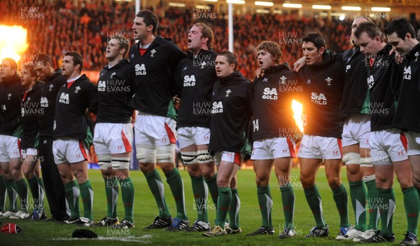 28.11.09 - Wales v Australia - Invesco Perpetual Series 2009 - Wales line up for the national anthems. 