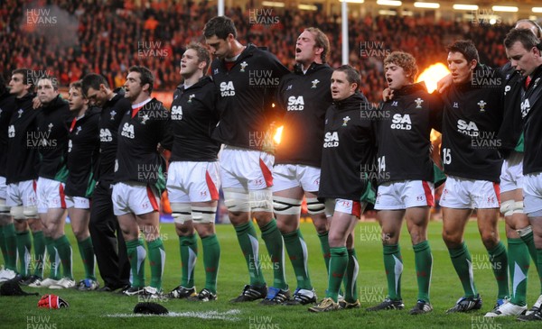 28.11.09 - Wales v Australia - Invesco Perpetual Series 2009 - Wales line up for the national anthems. 