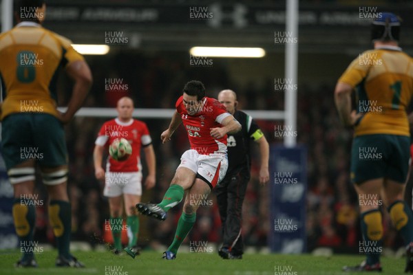 28.11.09  Wales v Australia... Wales' Stephen Jones kickas a goal. 