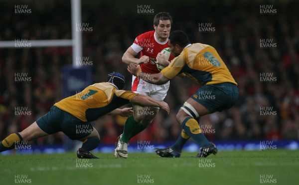 28.11.09  Wales v Australia... Wales' Andrew Bishop is tackled by Australia's Benn Robinson and Rocky Elsom. 