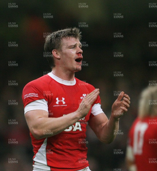 28.11.09  Wales v Australia... Wales Dwayne Peel tries to get his team playing. 