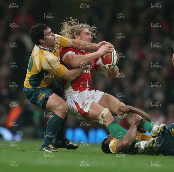 28.11.09  Wales v Australia... Wales Andy Powell is tackled by Australia's Will Genia and George Smith. 