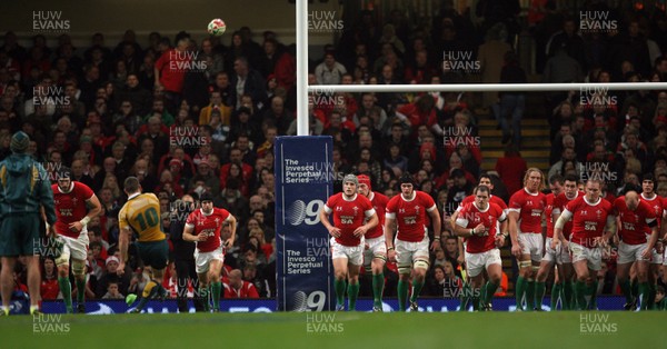 28.11.09  Wales v Australia... Australia's Matt Giteau slots over a kick. 