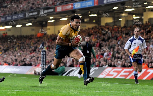 28.11.09 - Invesco Perpetual International Rugby, Wales v Australia Australia's Digby Ioane scores try 