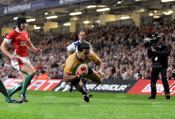 28.11.09 - Invesco Perpetual International Rugby, Wales v Australia Australia's Digby Ioane scores try 