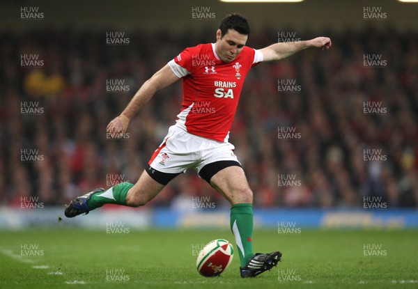 28.11.09... Wales v Australia, Invesco Perpetual 2009 Series -  Wales' Stephen Jones kicks penalty 