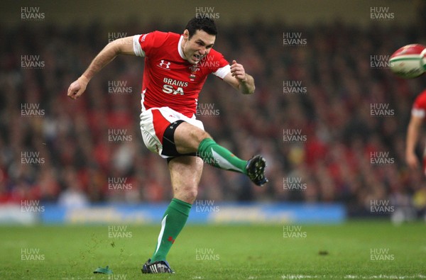28.11.09... Wales v Australia, Invesco Perpetual 2009 Series -  Wales' Stephen Jones kicks penalty 
