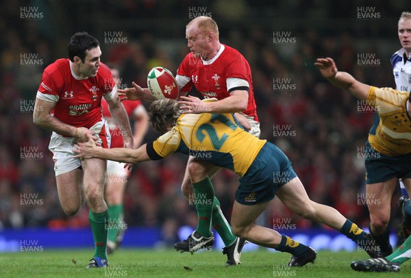 28.11.09... Wales v Australia, Invesco Perpetual 2009 Series -  Wales' Martyn Williams is tackled by Australia's James O'Connor  