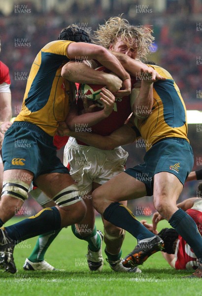 28.11.09... Wales v Australia, Invesco Perpetual 2009 Series -  Wales' Andy Powell is stopped just short of the line 