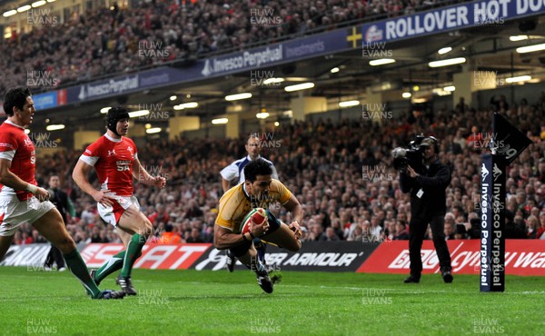 28.11.09 - Invesco Perpetual International Rugby, Wales v Australia Australia's Digby Ioane scores try 