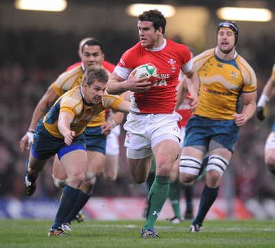 29.11.08 - Wales v Australia - Invesco Perpetual Series 2008 - Wales' Jamie Roberts is tackled by Australia's Drew Mitchell 