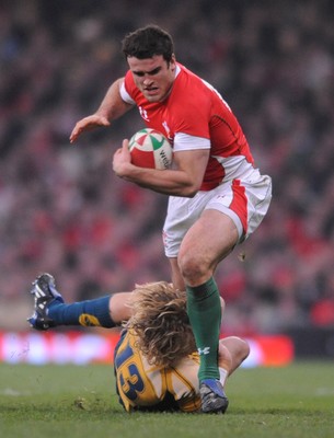 29.11.08 - Wales v Australia - Invesco Perpetual Series 2008 - Wales' Jamie Roberts is tackled by Australia's Ryan Cross. 