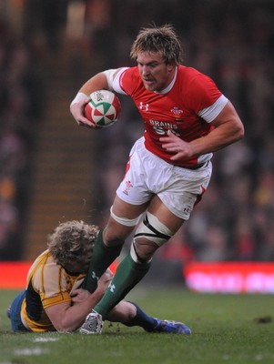 29.11.08 - Wales v Australia - Invesco Perpetual Series 2008 - Wales' Andy Powell is tackled by Australia's Peter Hynes. 