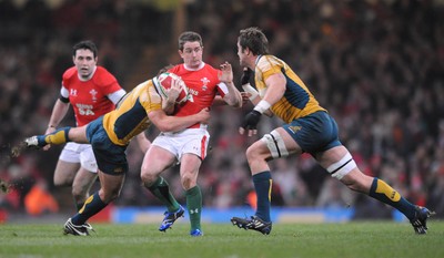 29.11.08 - Wales v Australia - Invesco Perpetual Series 2008 - Wales' Shane Williams is tackled by Australia's Luke Burgess and Hugh McMeniman. 