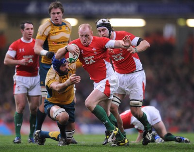 29.11.08 - Wales v Australia - Invesco Perpetual Series 2008 - Wales' Martyn Williams is tackled by Australia's Nathan Sharpe. 