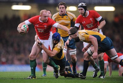 29.11.08 - Wales v Australia - Invesco Perpetual Series 2008 - Wales' Martyn Williams is tackled by Australia's Nathan Sharpe and Richard Brown. 