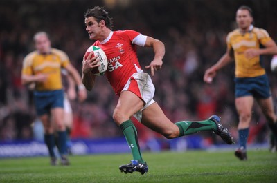 29.11.08 - Wales v Australia - Invesco Perpetual Series 2008 - Wales' Lee Byrne runs in to score try. 