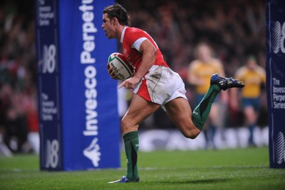 29.11.08 - Wales v Australia - Invesco Perpetual Series 2008 - Wales' Lee Byrne runs in to score try. 