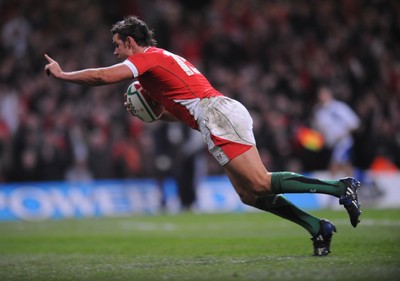 29.11.08 - Wales v Australia - Invesco Perpetual Series 2008 - Wales' Lee Byrne runs in to score try. 