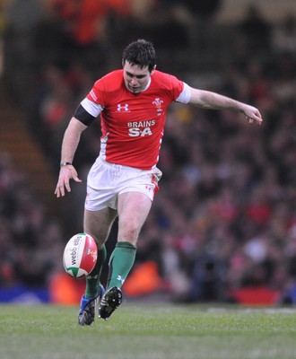 29.11.08 - Wales v Australia - Invesco Perpetual Series 2008 - Wales' Stephen Jones kicks a drop goal. 