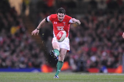 29.11.08 - Wales v Australia - Invesco Perpetual Series 2008 - Wales' Stephen Jones kicks a drop goal. 