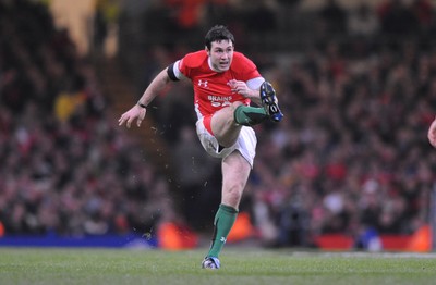 29.11.08 - Wales v Australia - Invesco Perpetual Series 2008 - Wales' Stephen Jones kicks a drop goal. 