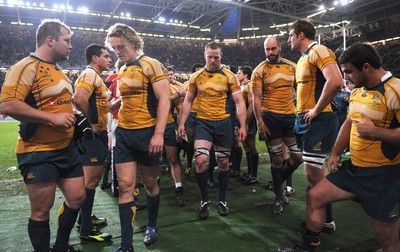 29.11.08 - Wales v Australia - Invesco Perpetual Series 2008 - Australia players look dejected at the end of the game. 