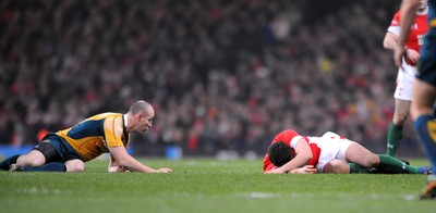 29.11.08 - Wales v Australia - Invesco Perpetual Series 2008 - Wales' Jamie Roberts  and Australia's Stirling Mortlock go down after colliding. 