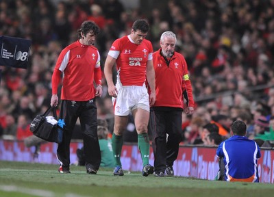 29.11.08 - Wales v Australia - Invesco Perpetual Series 2008 - Wales' Jamie Roberts is lead from the field with Physio Mark Davies and Prof John Williams. 
