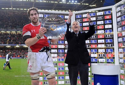 29.11.08 - Wales v Australia - Invesco Perpetual Series 2008 - Wales Captain, Ryan Jones lifts the James Bevan trophy with First Minister for Wales, Rhodri Morgan. 