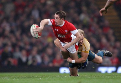 29.11.08 Wales v Australia... Wales' Shane Williams passes as Australia's Phil Waugh tackles. 