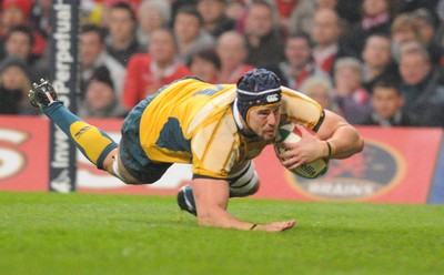 29.11.08 - Invesco Perpetual Series 2008 Wales v Australia Australia's Mark Chrisholm scores try 