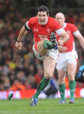 29.11.08 - Invesco Perpetual Series 2008 Wales v Australia Wales' Stephen Jones kicks for goal 