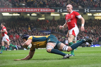 29.11.08 ... Wales v Australia, Invesco Perpetual Series 2008. -  Australia's Mark Chisholm races away to score try 