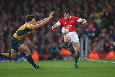 29.11.08 ... Wales v Australia, Invesco Perpetual Series 2008. -  Wales' Gareth Cooper kicks ahead 